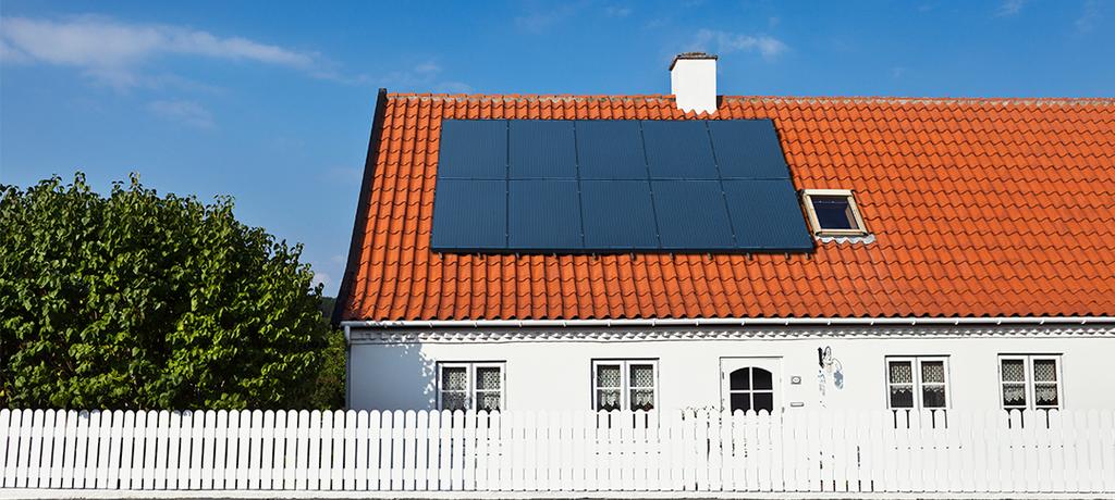 Huis met zonnepanelen op het dak