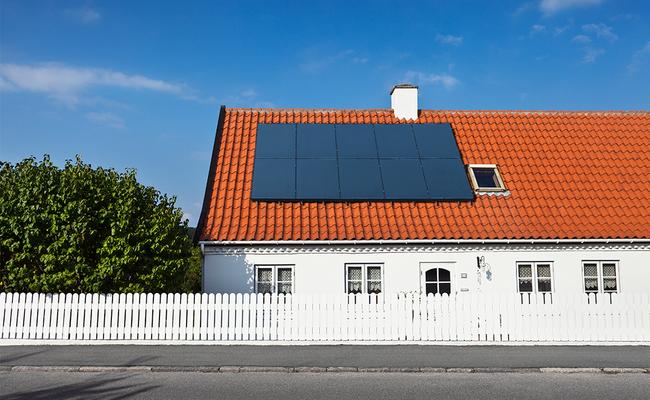 Huis met zonnepanelen op het dak