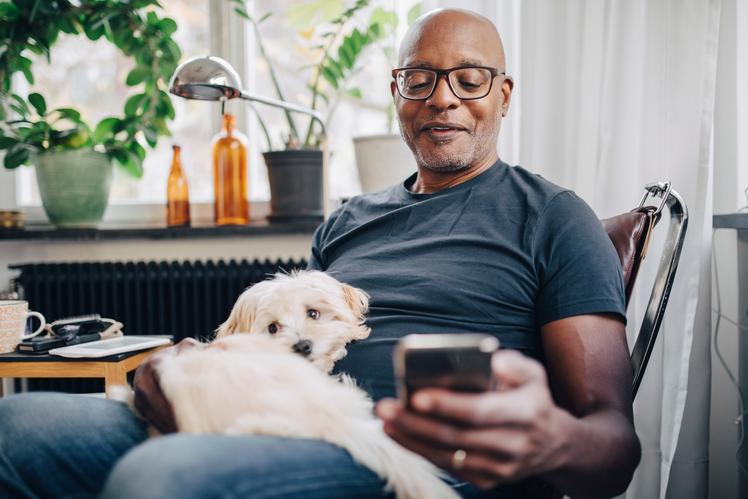 Un homme regarde son smartphone