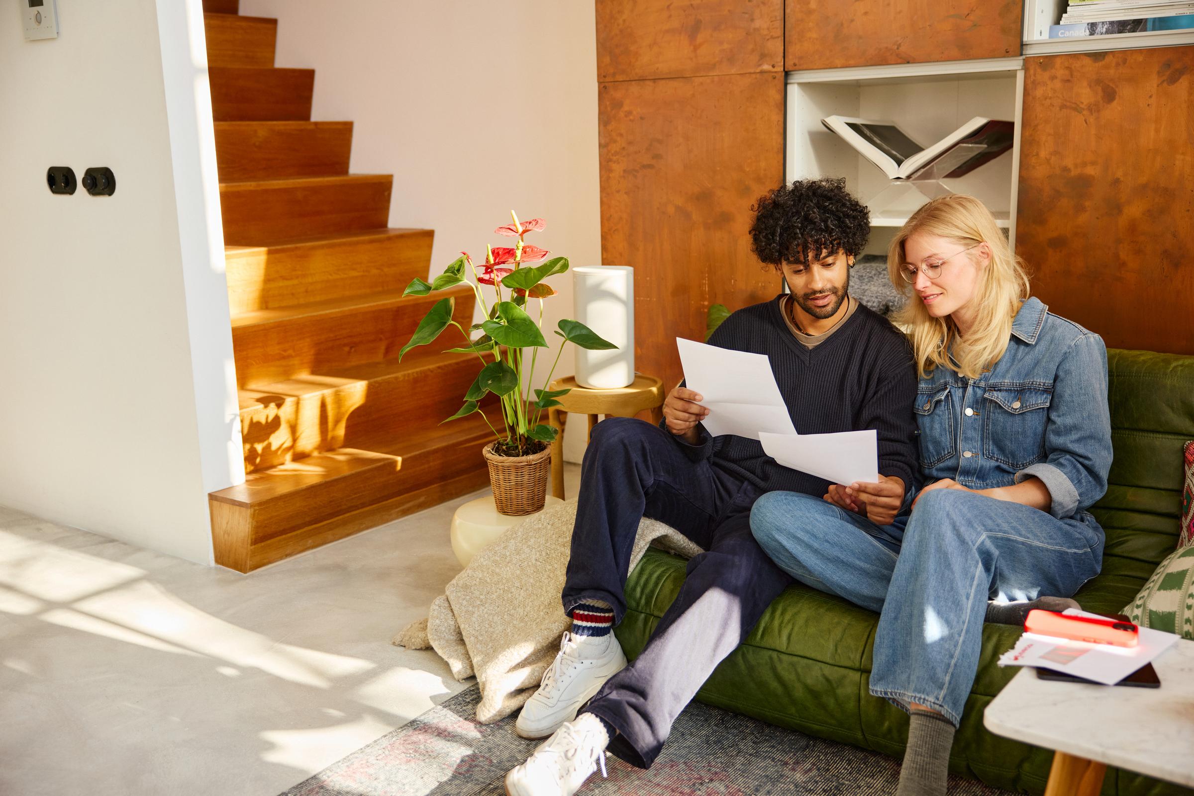 Homme et femme lisant sur un canapé