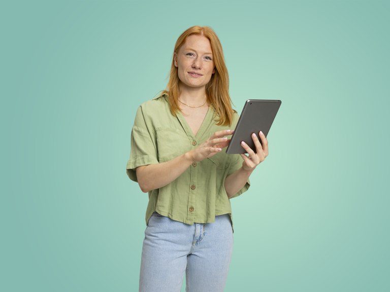 Vrouw met tablet in hand