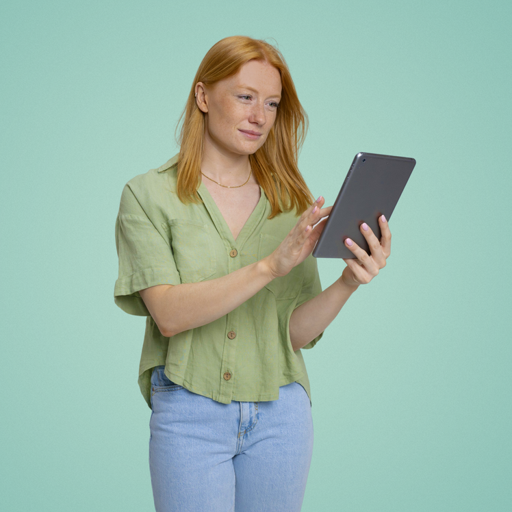 Een vrouw kijkt op haar tablet