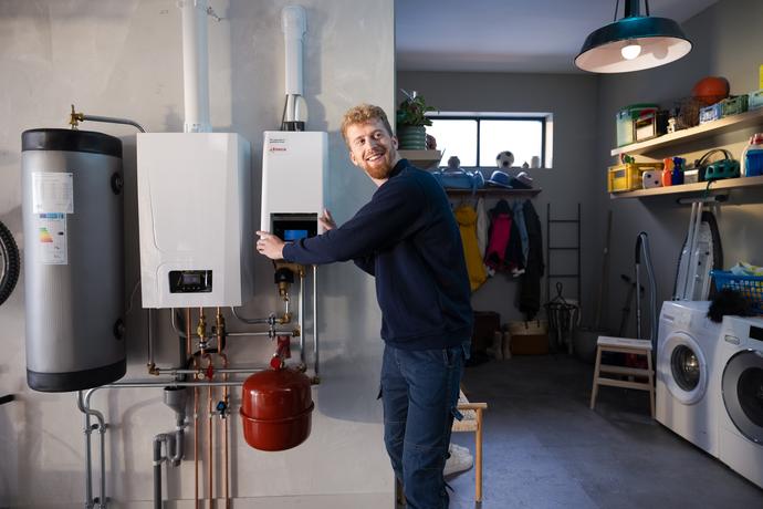 man bij boiler