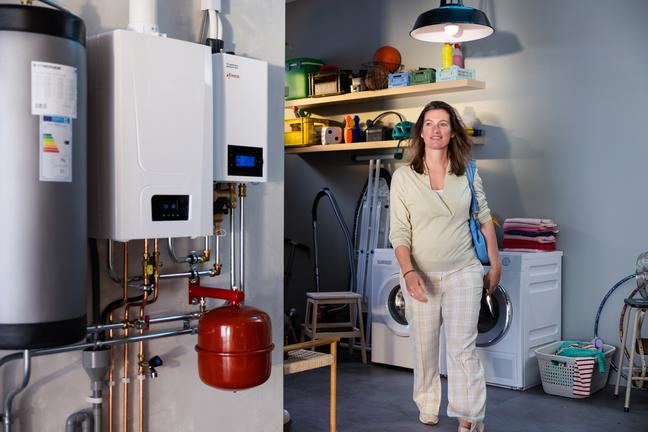 vrouw met warmtepomp en cv-ketel in huis