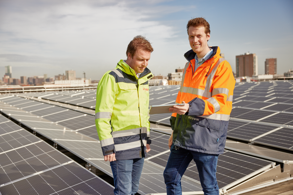 Mannen aan het werk op dak, zonnepanelen