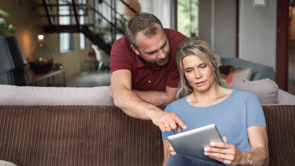 Man en vrouw bekijken sluipverbruik op een tablet