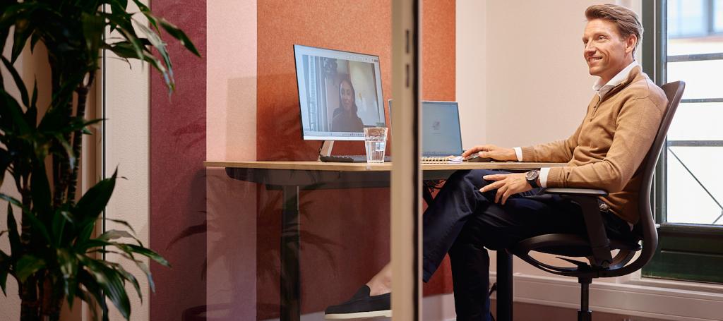 Zakenman zit achter zijn bureau