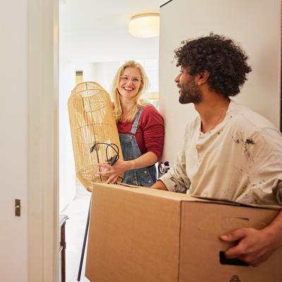 Un couple déménage