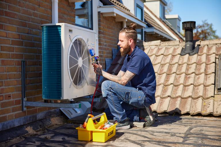 Mechanic installating aircon