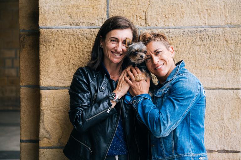 Twee vrouwen met hun hond