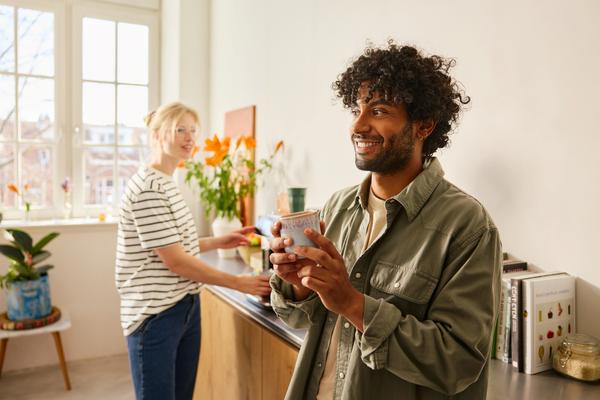 Man en vrouw in de keuken