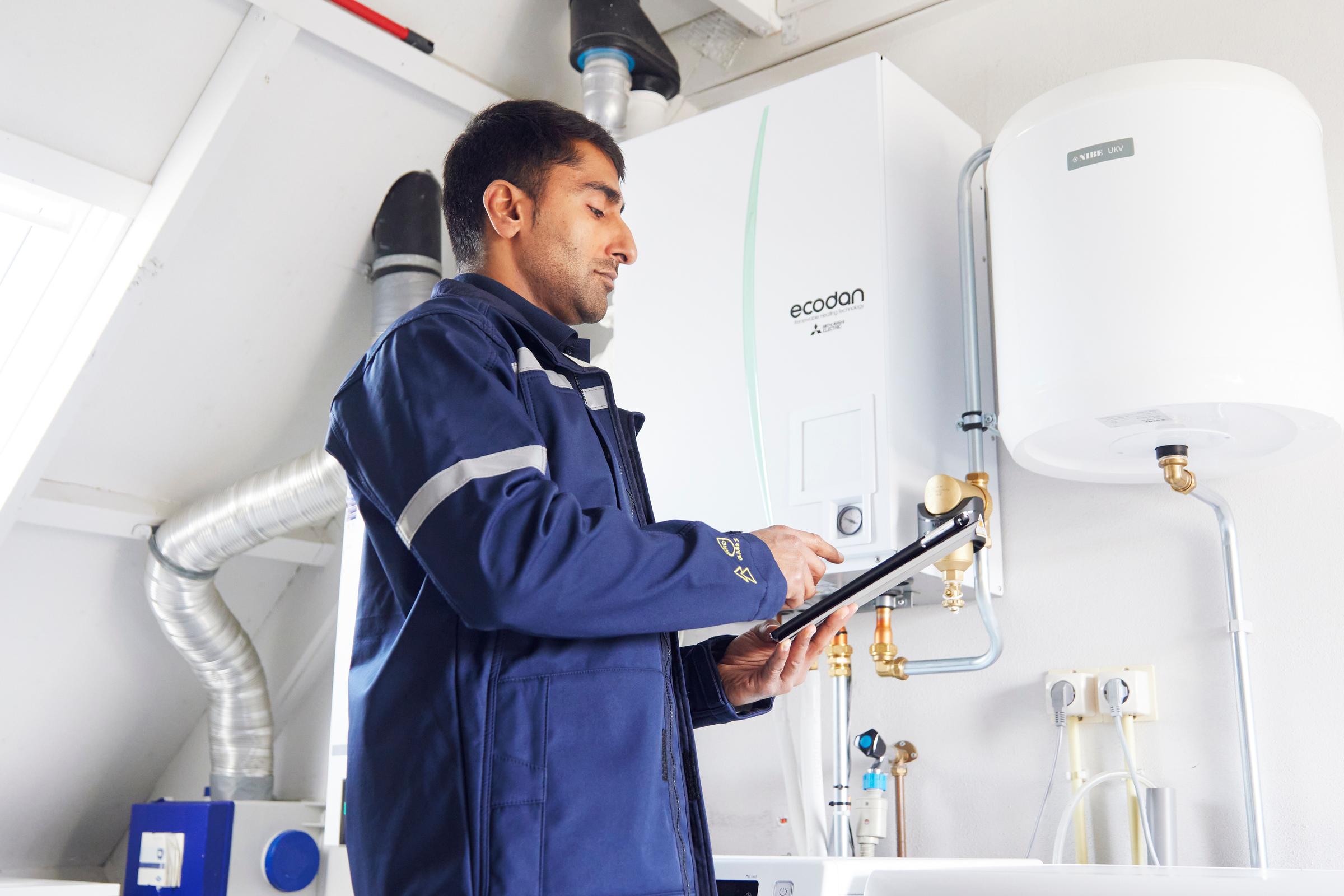 Eneco monteur bij warmtepomp