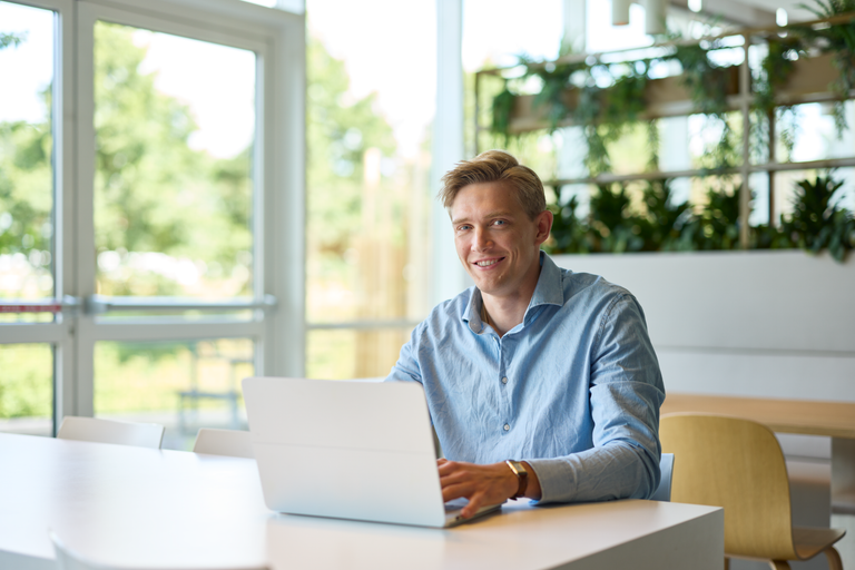 Man achter de laptop, werken bij Eneco