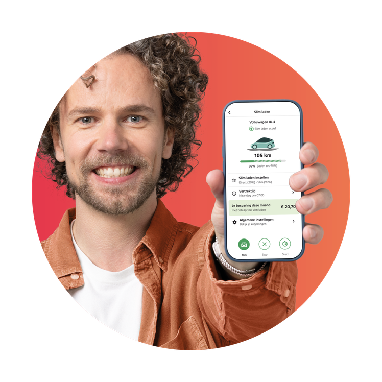 Afbeelding van man met mobiel waarop de slim laden homepage staat
