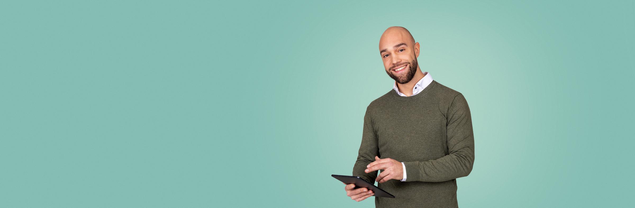 Man met tablet kijkend in camera
