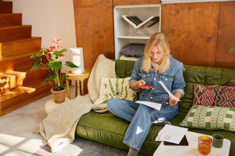 Vrouw regelt haar energiezaken op haar telefoon