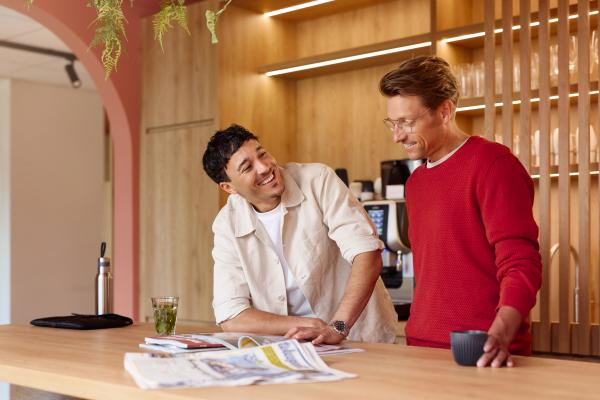 Collega's staan aan tafel