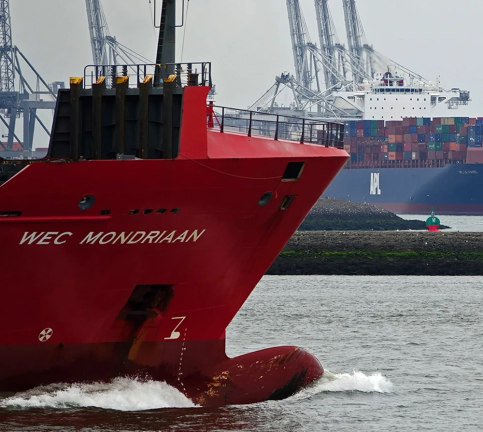 Boeg van een schip in Rotterdam