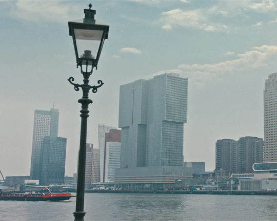 Hoge gebouwen aan de Maas in Rotterdam