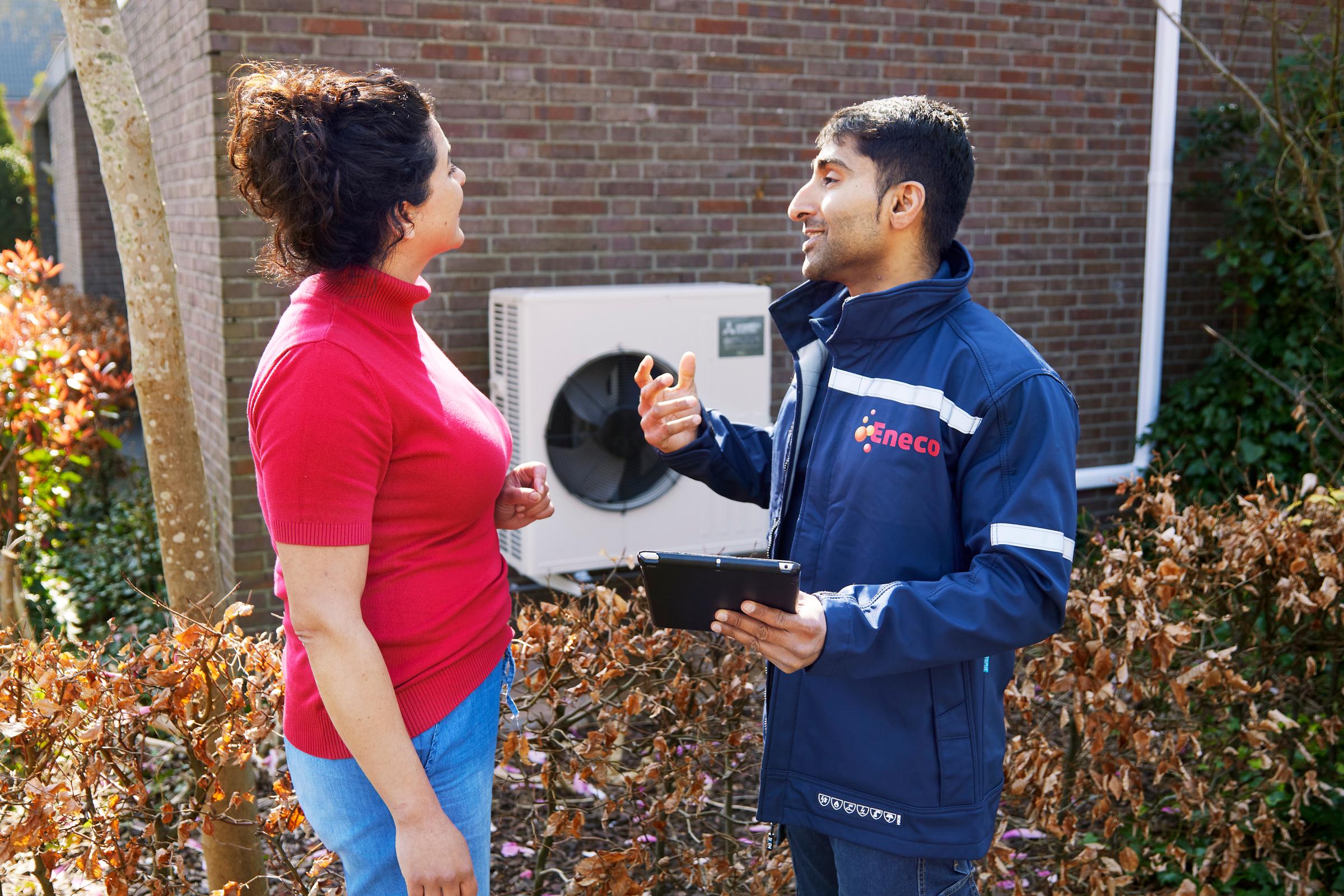 Eneco monteur geeft advies aan een klant