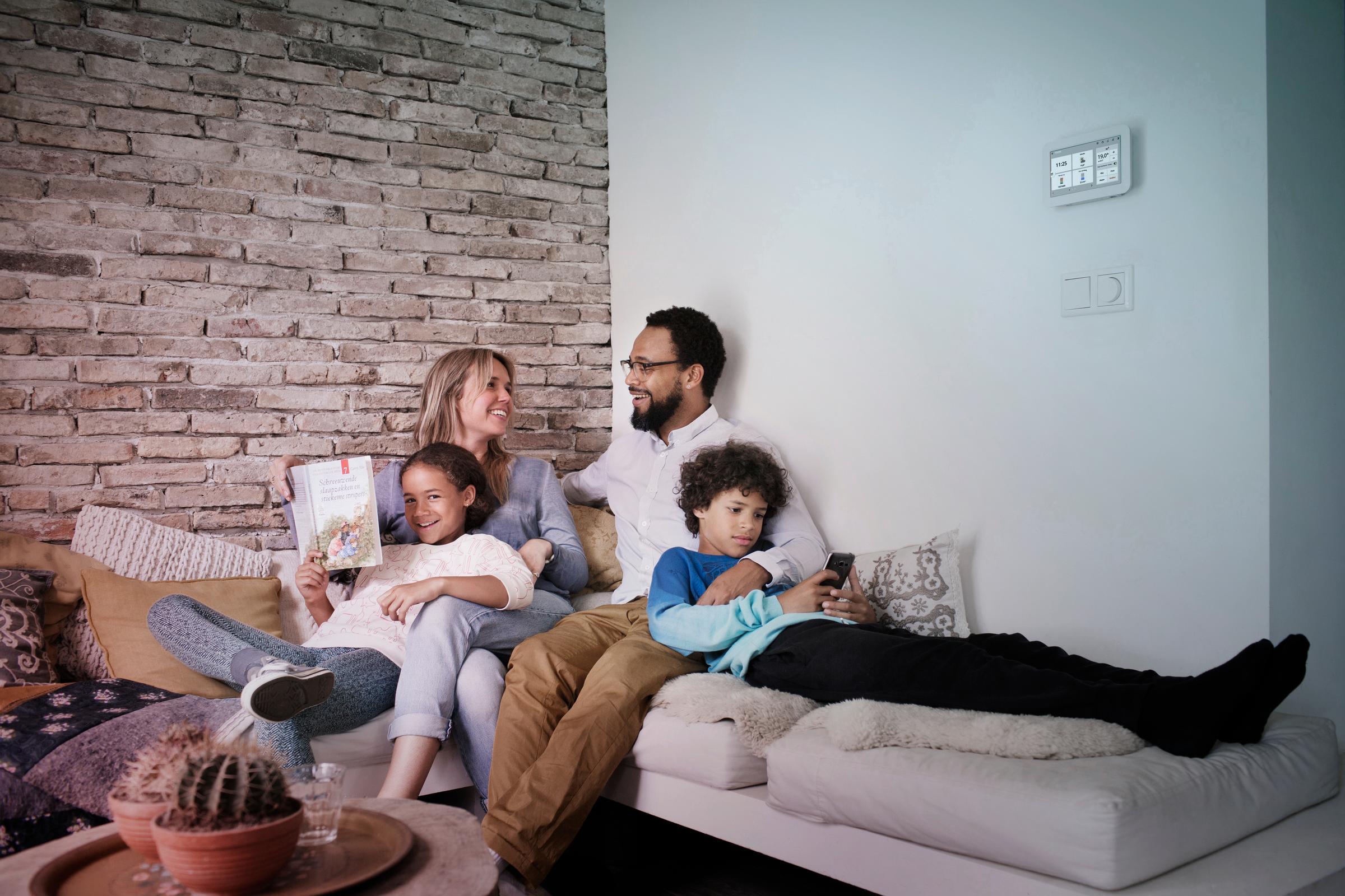 Family on couch - Toon