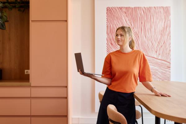 Vrouw met laptop in haar hand