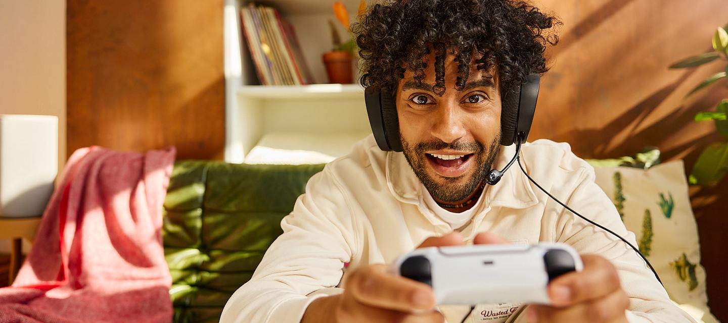 Un homme joue à des jeux vidéo