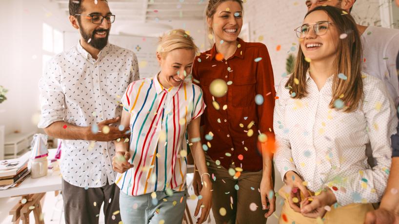 Feestende mensen onder confetti