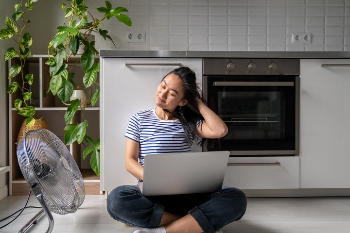 Vrouw bij een ventilator