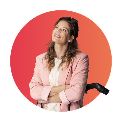 Vrouw met laadkabel