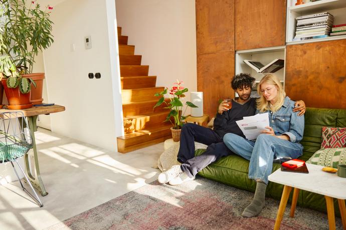 Man en vrouw kijken samen naar een Eneco brief