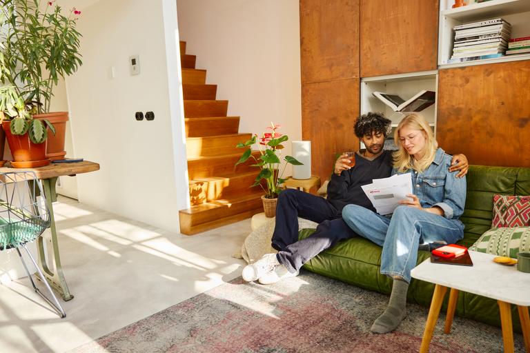 Man en vrouw kijken samen naar een Eneco brief
