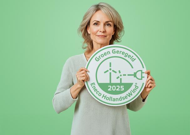 Vrouw met een Eneco Groen Geregeld 2025 sticker