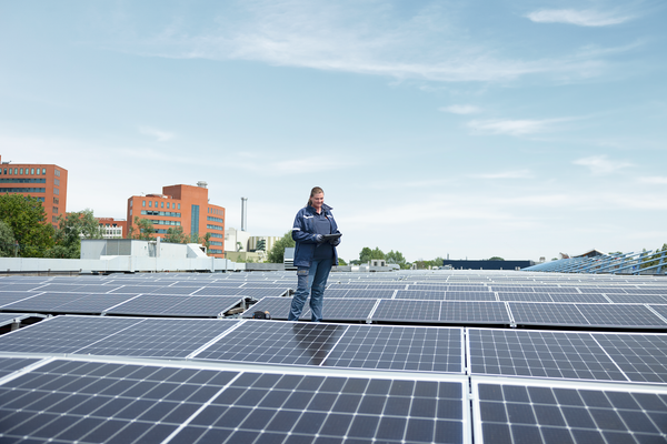 Eneco monteur met zonnepanelen op dak