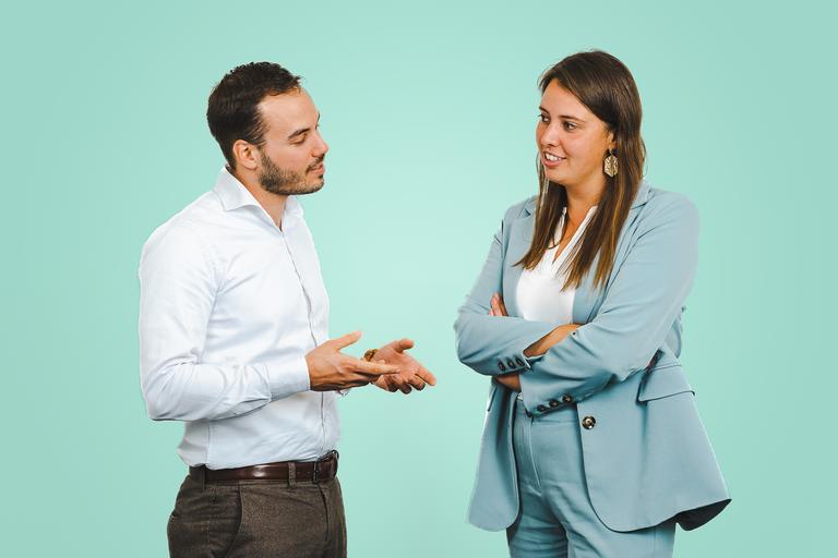 2 collega's met elkaar in overleg