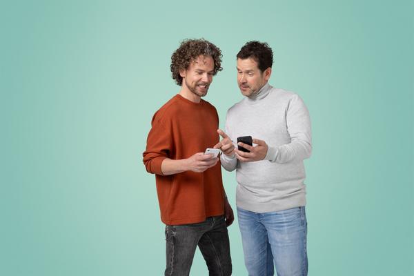 Twee mannen vergelijken telefoons