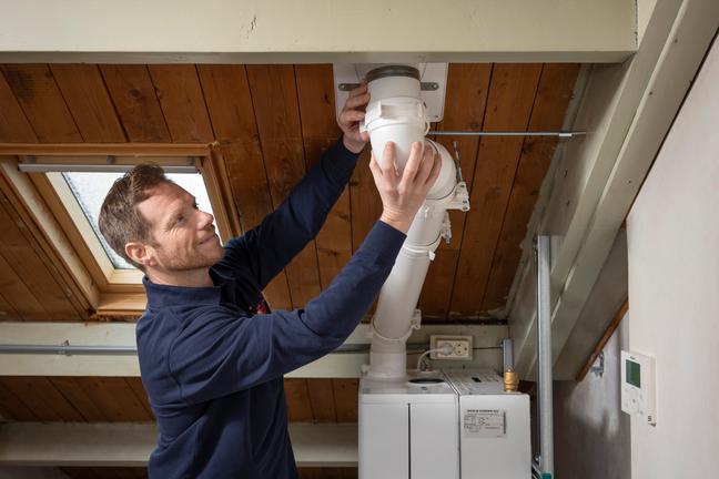 monteur doet onderhoud aan cv-ketel