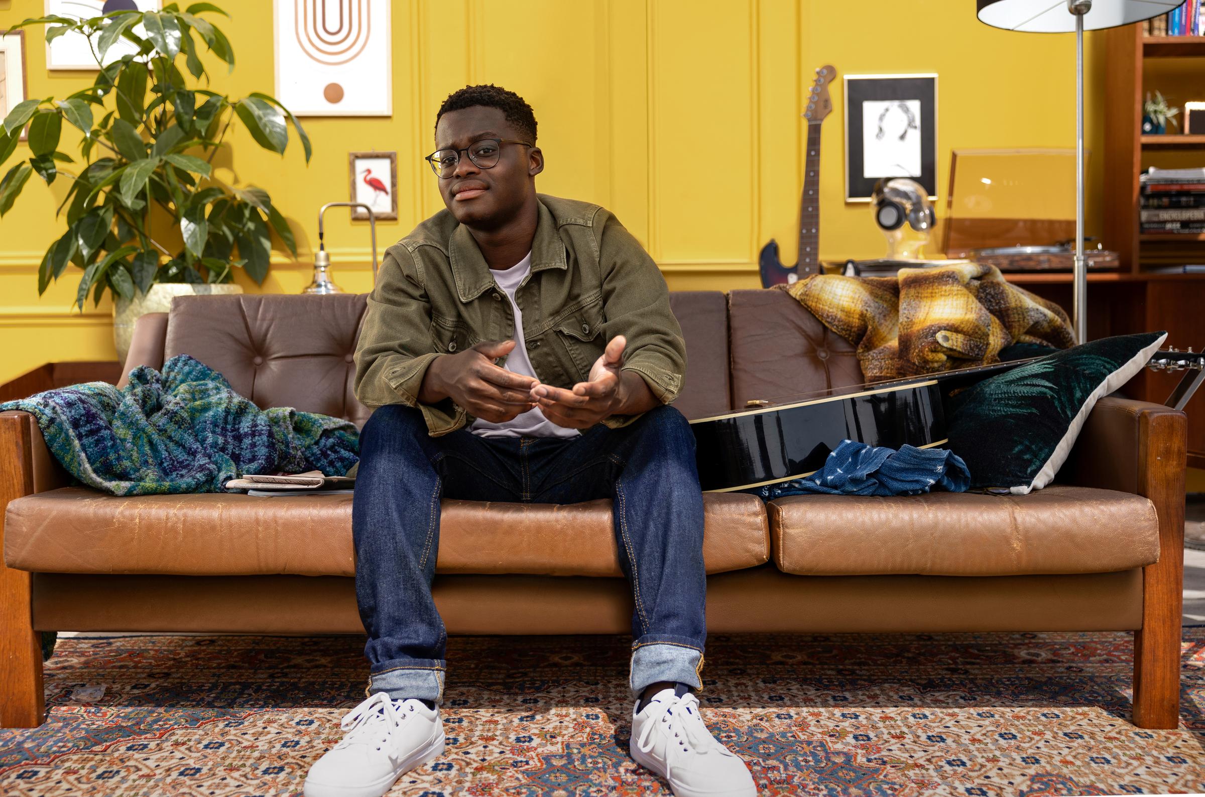 Man zit op sofa op een reclameset