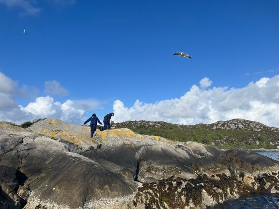 Marin van Regteren en een onderzoeker van Waardenburg Ecology in Bergen, Noorwegen