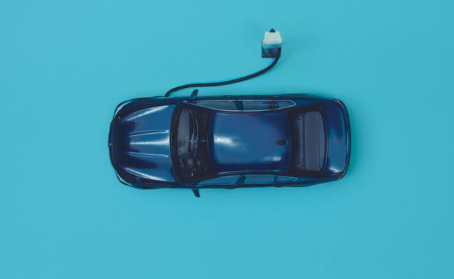 Illustratie van een blauwe elektrische auto op een blauwe achtergrond