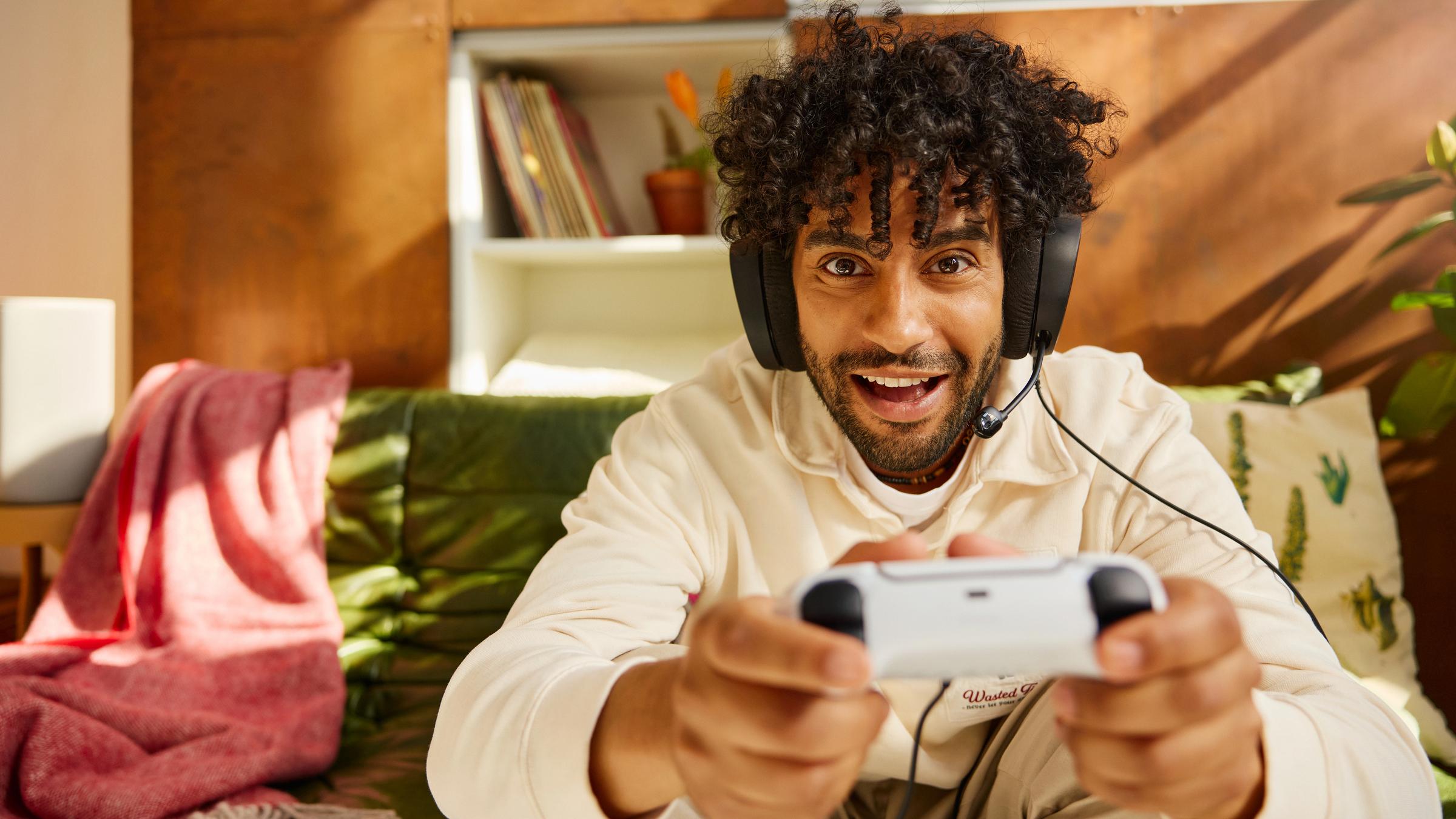 Een man speelt games op een console