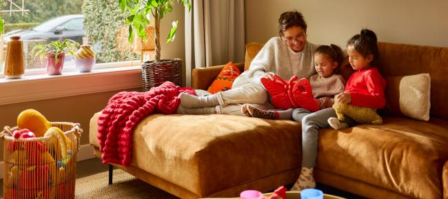 Une grand-mère est allongée dans le fauteuil avec ses petits-enfants.
