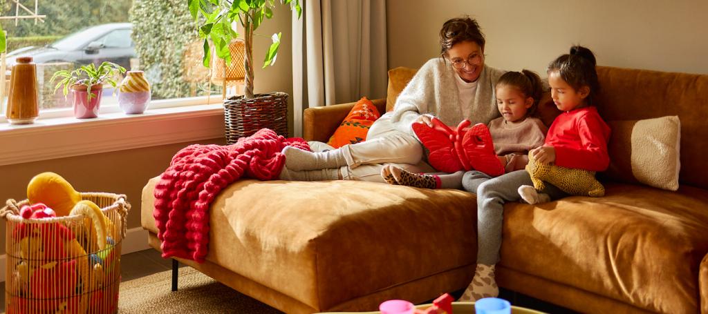 Une grand-mère est allongée dans le fauteuil avec ses petits-enfants.