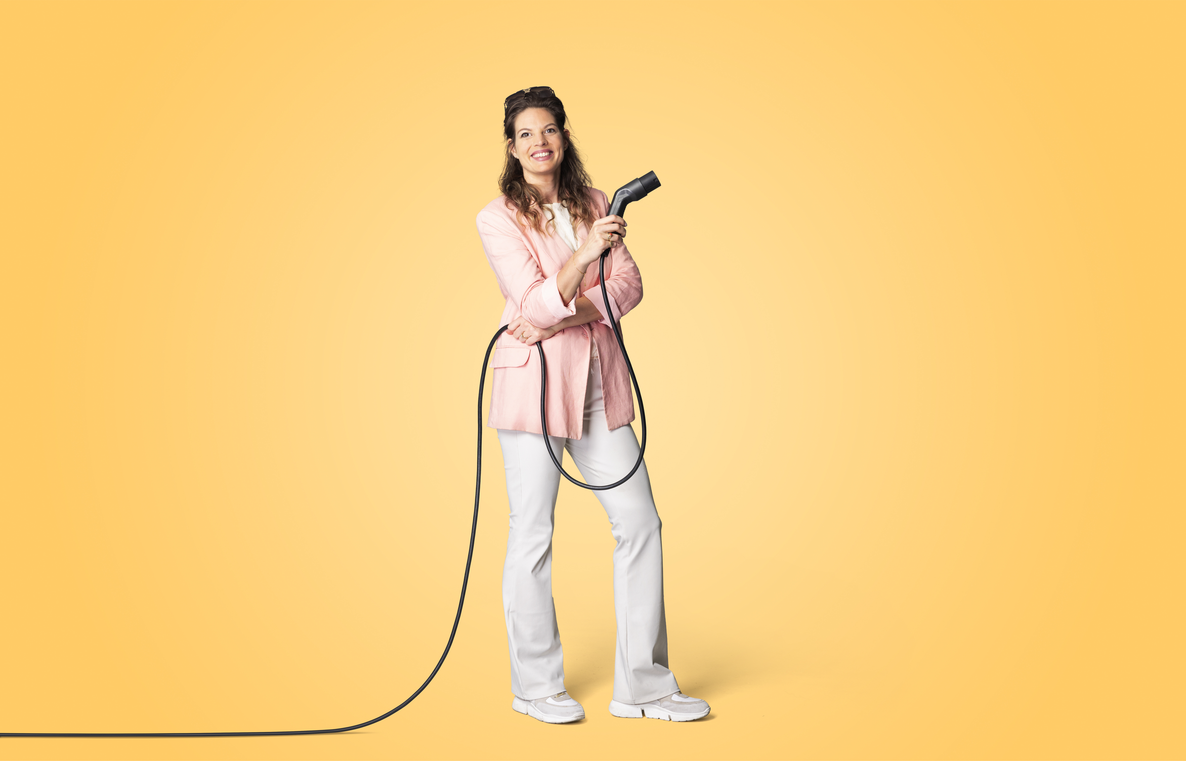 Vrouw met laadkabel in haar hand