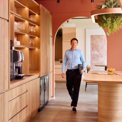 Zakelijk man loopt met een laptop onder zijn arm