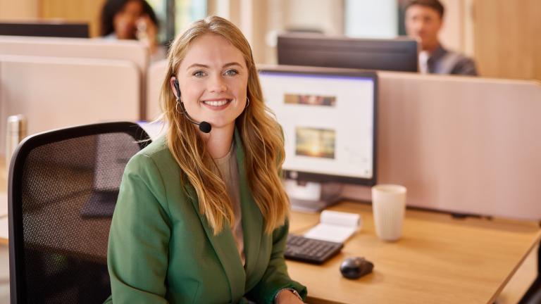 Vrouw klantenservice met koptelefoon op