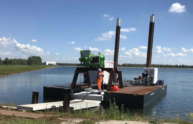 Een vaartuig in het water bij Berenplaat zonnepark