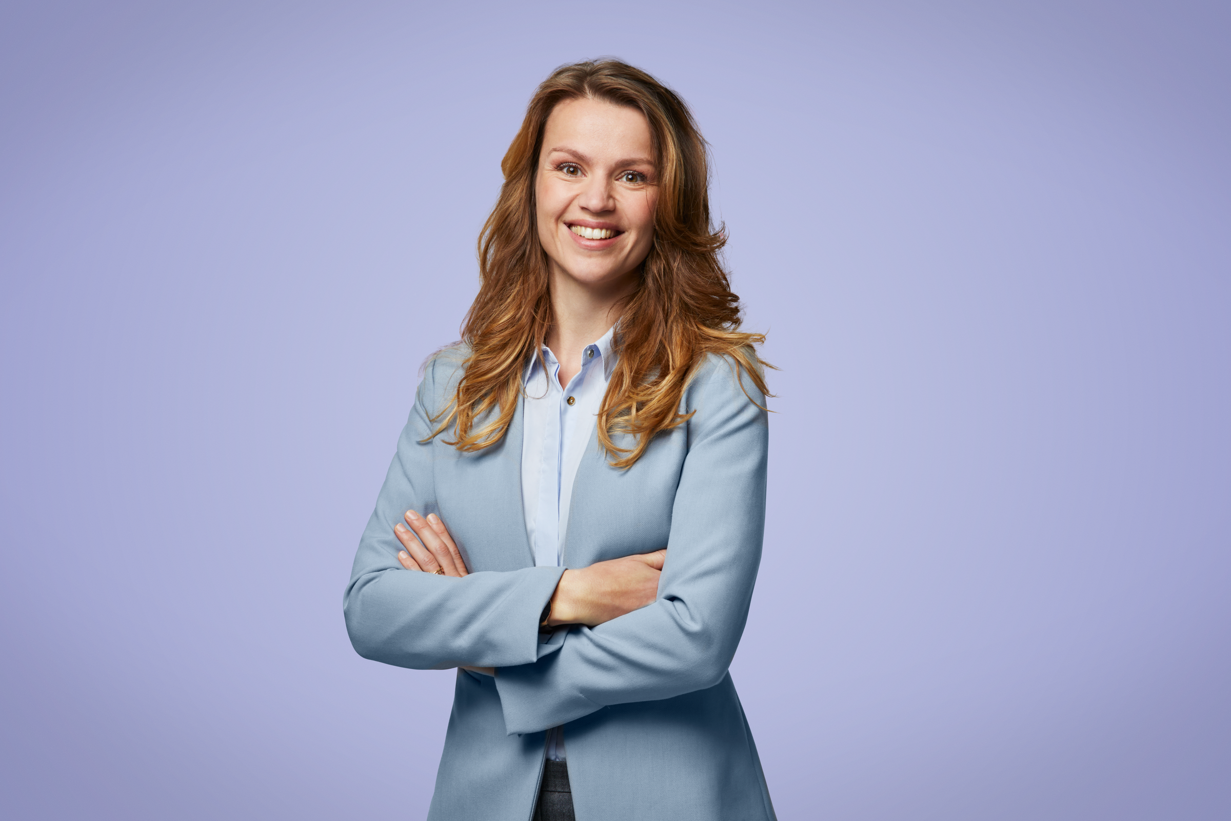 vrouw-in -pak-met-armen-over-elkaar