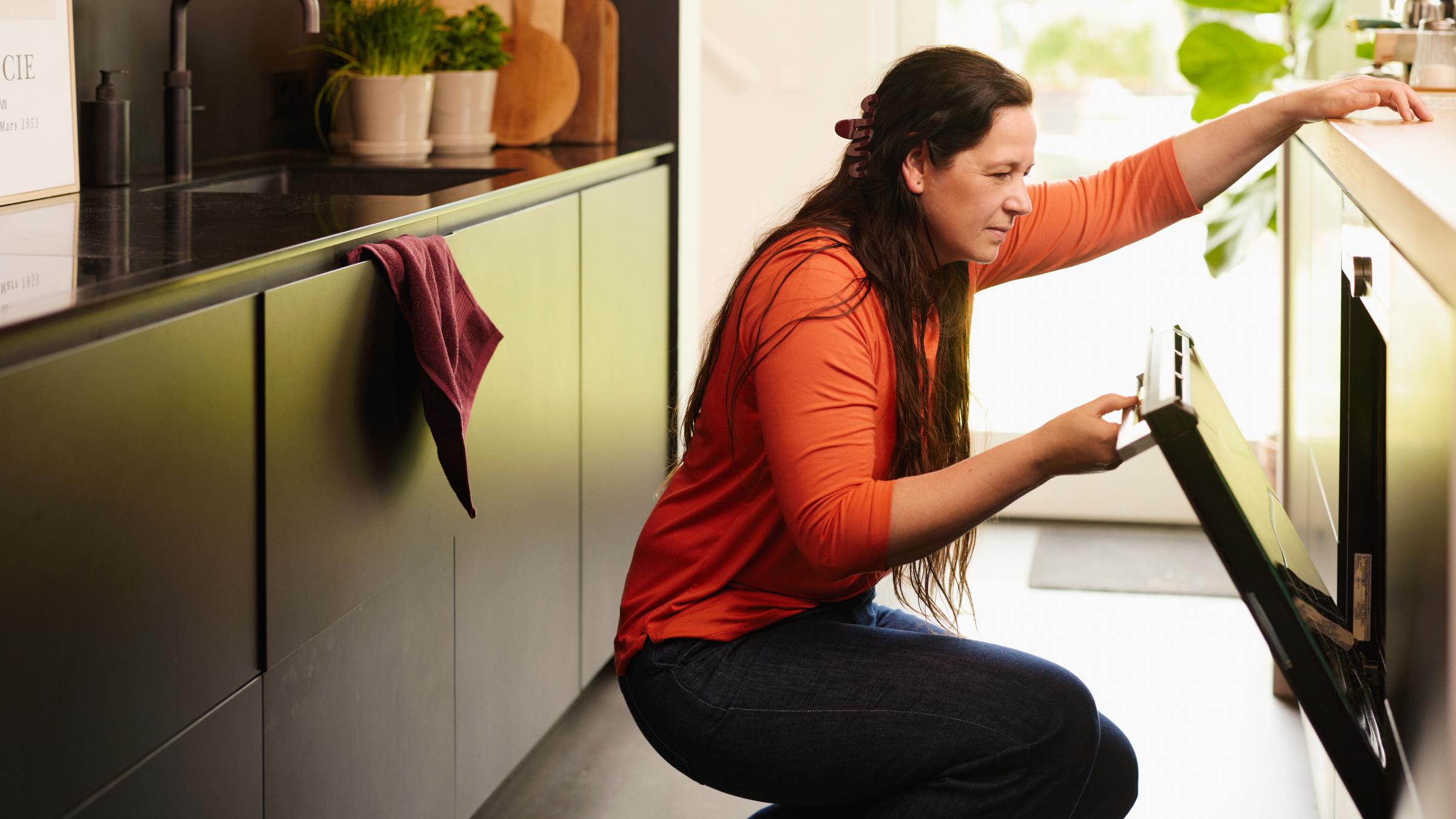 Une femme ouvre le four
