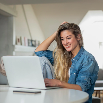 Vrouw achter laptop